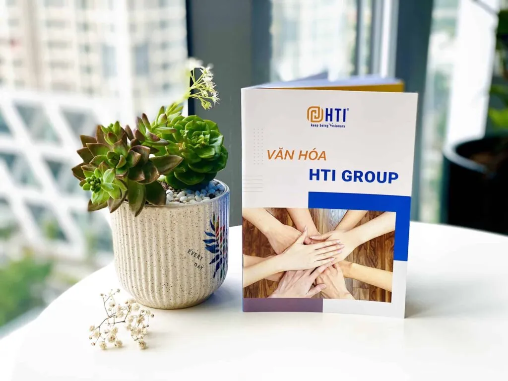 người mẫu cầm catalogue a4